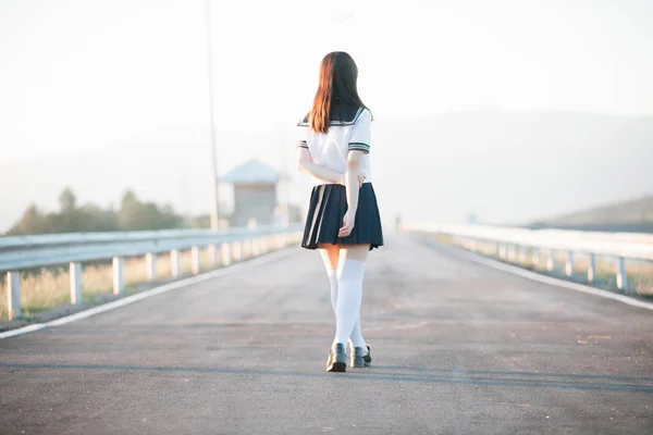 일본의 여학생 유니폼 미소와 산책로와 초상화 — 스톡 사진