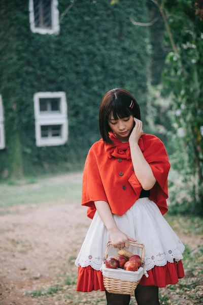 Porträtt ung kvinna med Rödluvan kostym i Gree — Stockfoto