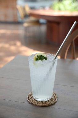 Limonata , masada buz ile limon içecek