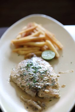 Cips ile Halibut fileto biftek