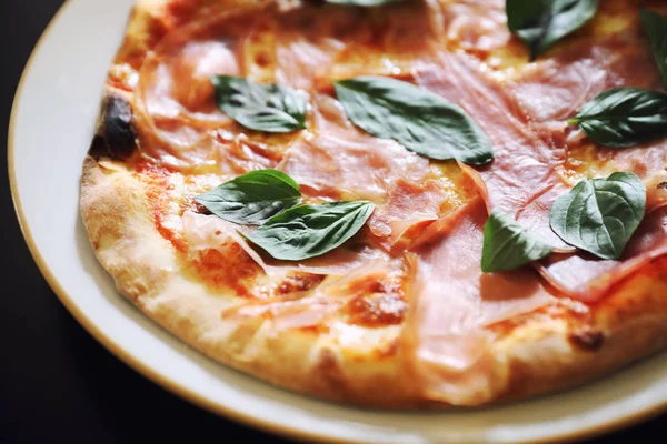 Parma ham Pizza, comida italiana — Fotografia de Stock