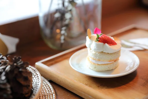 Sobremesa de bolo de morango na mesa de madeira — Fotografia de Stock