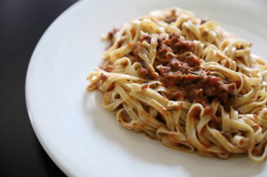 Spagetti Bolognese kıyma ve domates sosu ile süslenmiş 