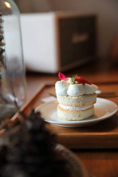 나무 테이블에 딸기 케이크 디저트 — 스톡 사진