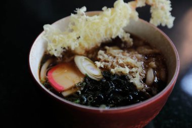 Kızarmış karides tempura Japon yemekleri ile Udon erişte