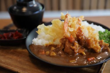 Kızarmış karides tempura Japon gıda ile Japon köri pilav
