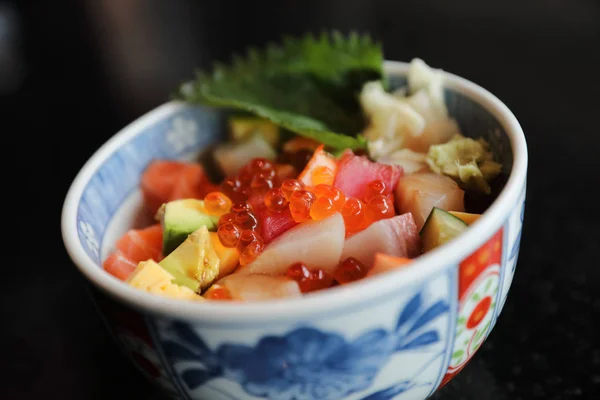 Mezcla sushi donburi en un tazón, comida japonesa — Foto de Stock