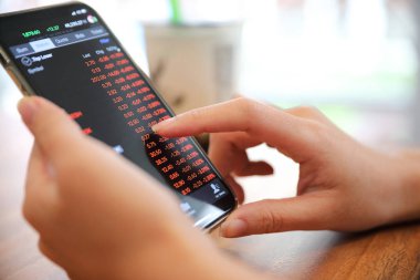 El ile smartphone kafede online stok ticaret 