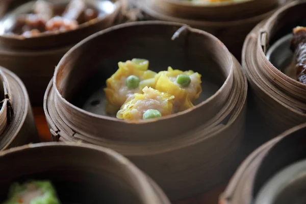 Dim sum, ånga Dumpling i trä korg kinesisk mat — Stockfoto