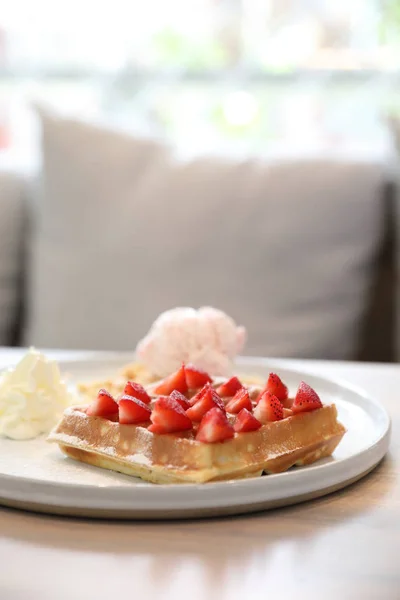 Cialda di fragole con gelato, dessert — Foto Stock