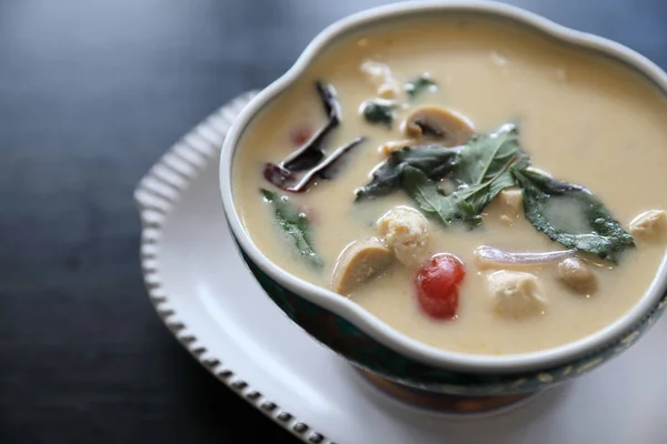 Soupe au lait de coco au poulet, cuisine traditionnelle thaïlandaise — Photo