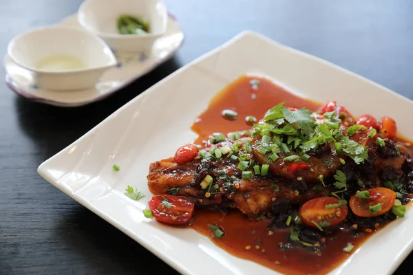 Gebratener Fisch mit würziger Sauce und Reis, traditionelle thailändische Küche — Stockfoto