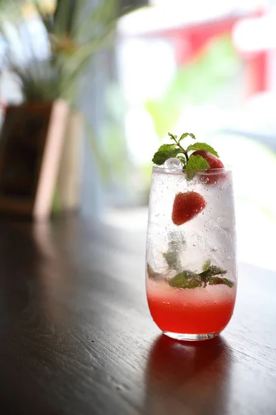 Strawberry Mojito cocktaildrink — Stockfoto