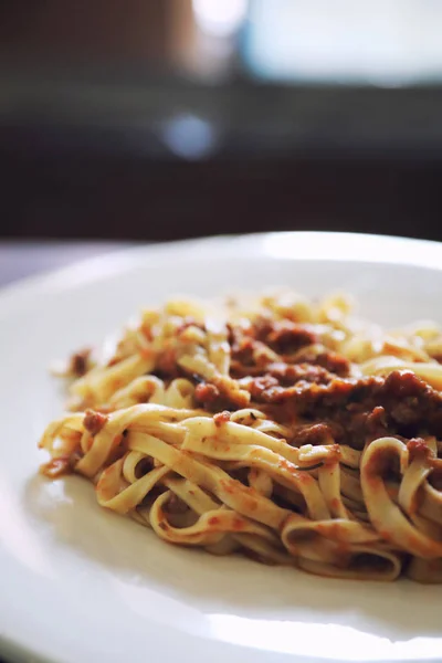 パルメザンチーズとバジルを添えてミンチビーフとトマトソースとスパゲティボロネーゼ,イタリア料理 — ストック写真