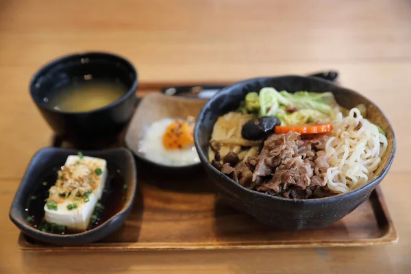 Sukiyaki donburi , kase Japon gıda Japon pirinç ile sukiyaki sıcak pot güveç — Stok fotoğraf