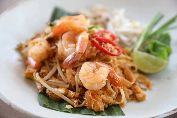 Thais eten padthai gebakken Noodle met garnalen, lokaal eten — Stockfoto