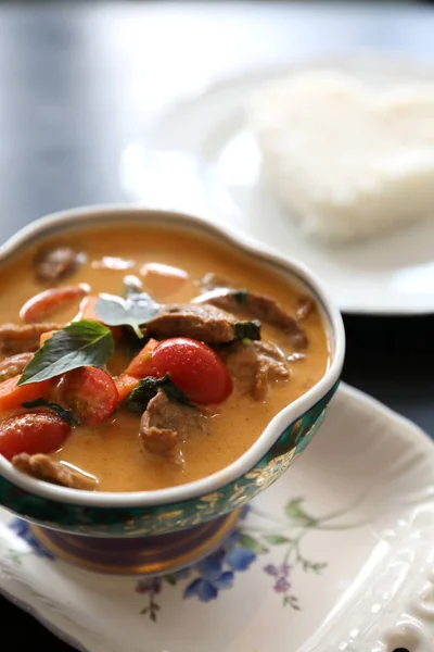 Anatra arrosto al curry rosso con riso, cucina tradizionale thailandese — Foto Stock