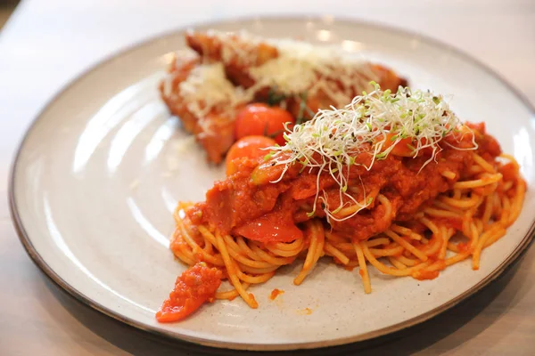 Espaguetis salsa de tomate boloñesa con pollo frito —  Fotos de Stock