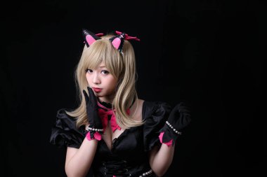 Japonya anime cosplay , siyah arka plan izole kız cosplay portresi