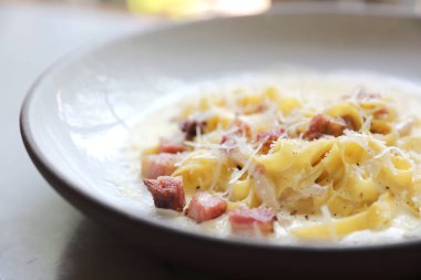 fettuccine carbonara , beyaz sos İtalyan gıda pastırma jambon ve mushroon ile fettuccine makarna spagetti