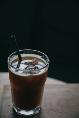 Kahve dükkanında uzun bir bardak buzlu kahve