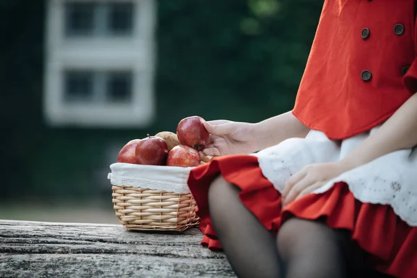 Retrato de mujer joven con traje de Caperucita Roja —  Fotos de Stock