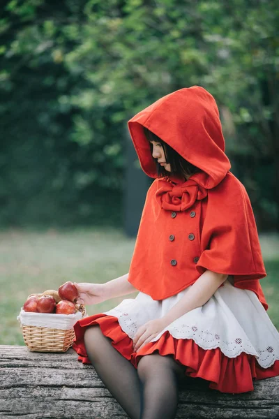 Retrato de mujer joven con traje de Caperucita Roja —  Fotos de Stock