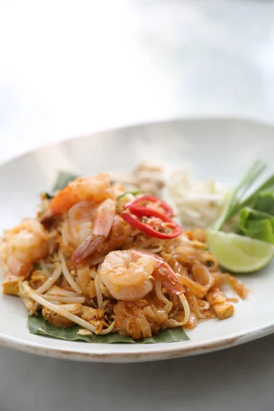 Thais eten padthai gebakken Noodle met garnalen, lokaal eten — Stockfoto