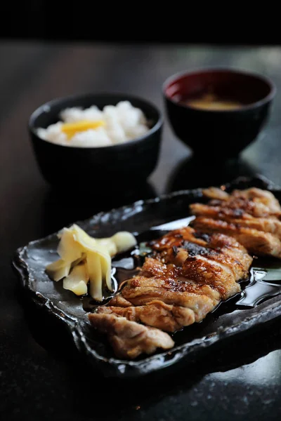 Comida japonesa, Pollo teriyoki con arroz —  Fotos de Stock