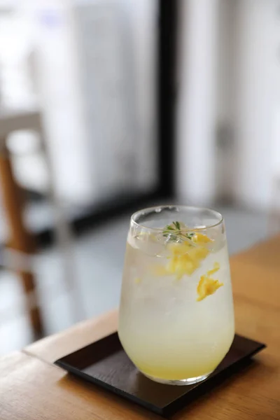 Cóctel de limonada o mojito con limón y menta — Foto de Stock