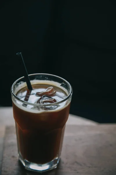 Café glacé dans un grand verre au café — Photo