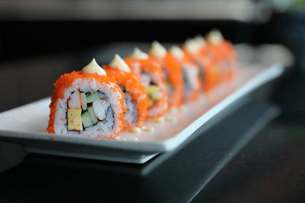 California roll sushi, rollo de arroz con huevo de aguacate huevo y pescado comida japonesa — Foto de Stock