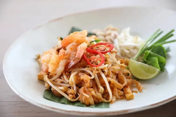 Thais eten padthai gebakken Noodle met garnalen, lokaal eten — Stockfoto