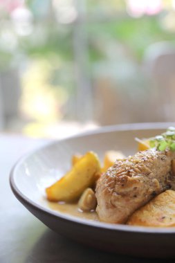 Kızarmış kızarmış tavuk patates