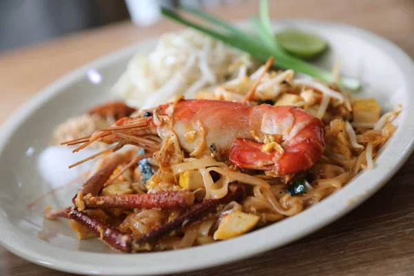 Pad Thai, roergebakken noedels en garnalen in Thaise stijl Thaise traditionele gerechten — Stockfoto