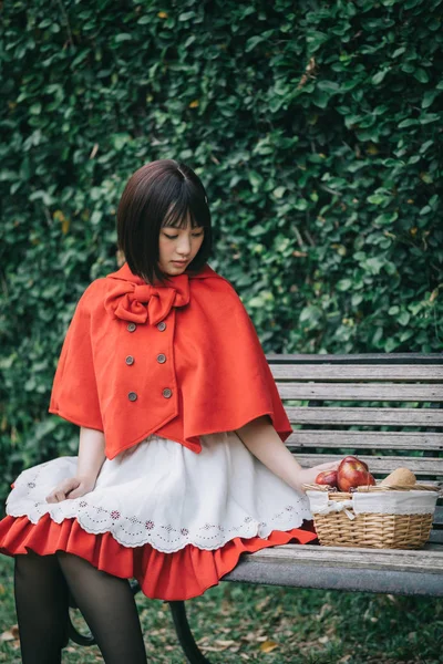 Potret wanita muda dengan kostum Little Red Riding Hood — Stok Foto