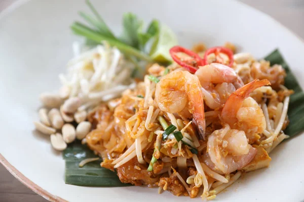 Thais eten padthai gebakken Noodle met garnalen, lokaal eten — Stockfoto