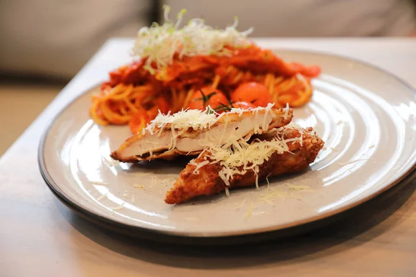 意大利面、意大利面、番茄酱和炸鸡 — 图库照片