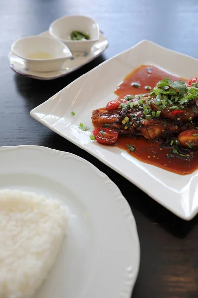 Pescado frito con salsa picante y arroz, comida tailandesa tradicional —  Fotos de Stock