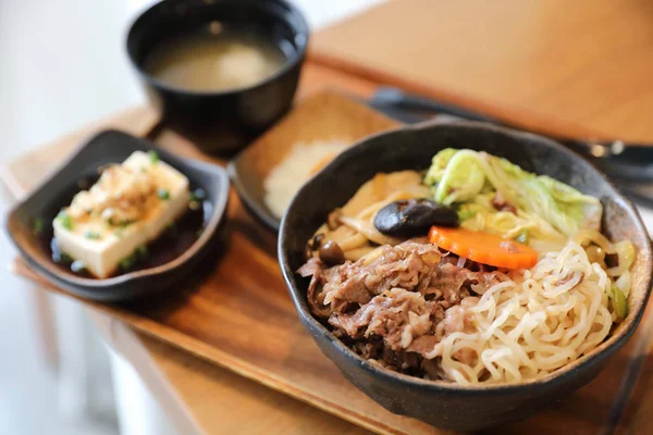 Sukiyaki donburi , kase Japon gıda Japon pirinç ile sukiyaki sıcak pot güveç — Stok fotoğraf