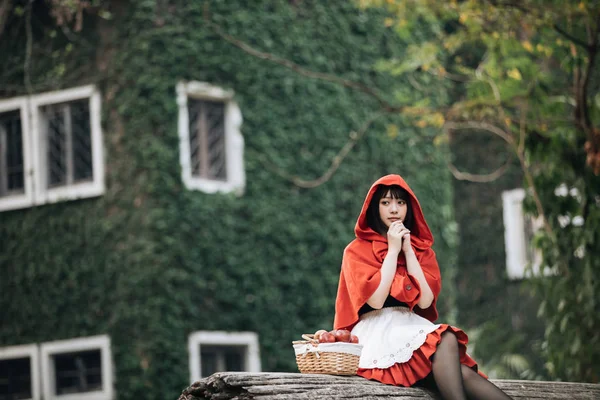Portret młoda kobieta z małym czerwonym stroju kapturka — Zdjęcie stockowe