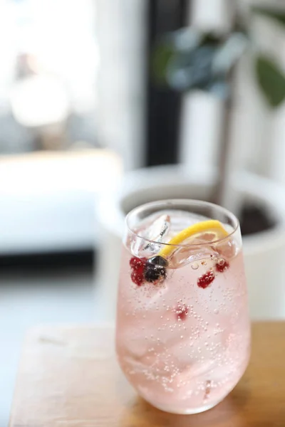 Cocktail de refrigerante de baga rosa com fruta em tom branco — Fotografia de Stock