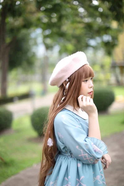 Porträt eines asiatischen Mädchens in Lolita Mode Kleid im Garten — Stockfoto