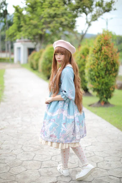 Portrét asijské dívky v lolitských módních šatech v zahradě — Stock fotografie