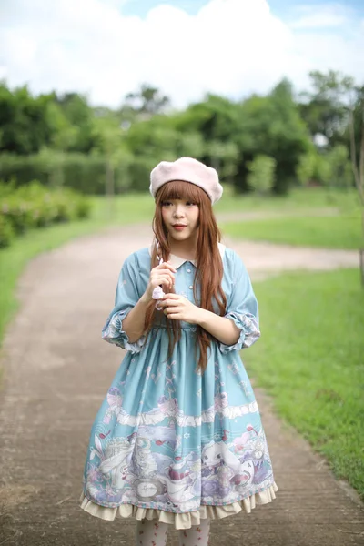 Portret Asian Girl w Lolita sukienka mody w ogrodzie — Zdjęcie stockowe