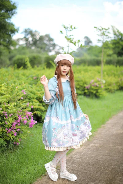 Porträt eines asiatischen Mädchens in Lolita Mode Kleid im Garten — Stockfoto