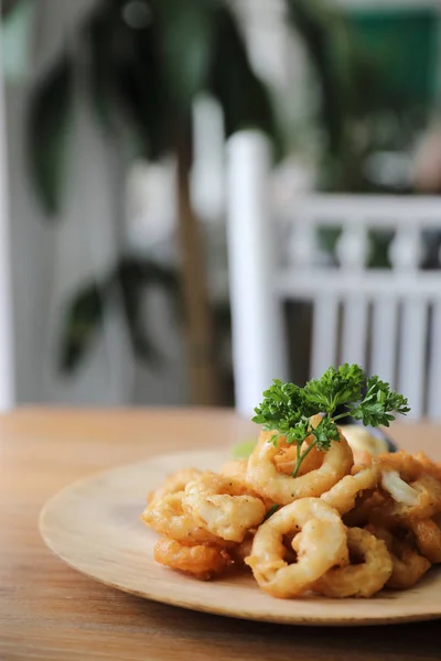 Caramari, Antipasto Anello croccante di calamari fritti con salsa tartara — Foto Stock