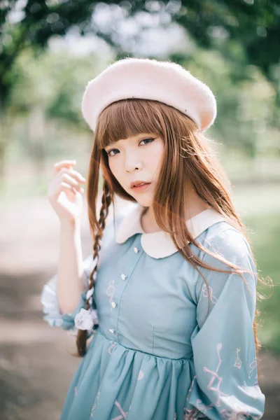 Retrato de menina asiática em lolita vestido de moda no jardim — Fotografia de Stock
