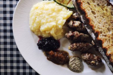 Ekmek ve patates ve meyve reçeli soscuisin ile ızgara sosis