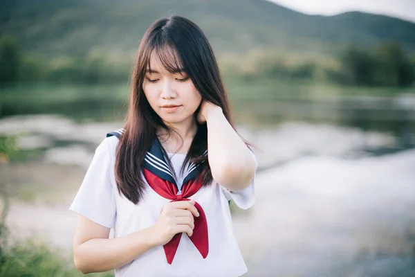 Retrato de asiático japonés escuela chica traje buscando en parque —  Fotos de Stock